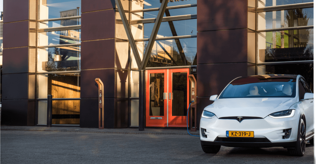 Naadloze integratie van domotiqa in high-end interieur door domotiQa.