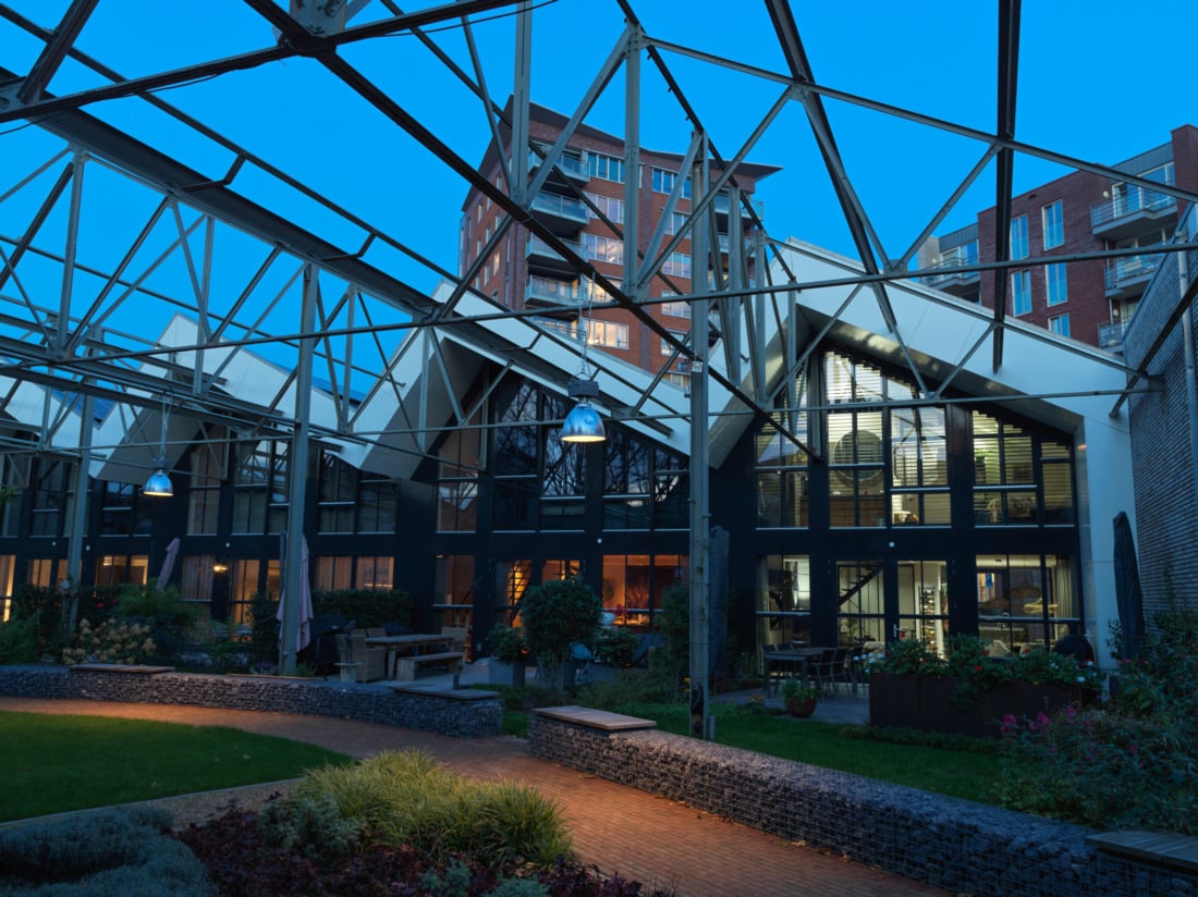 Naadloze integratie van domotica in high-end interieur door domotiQa.