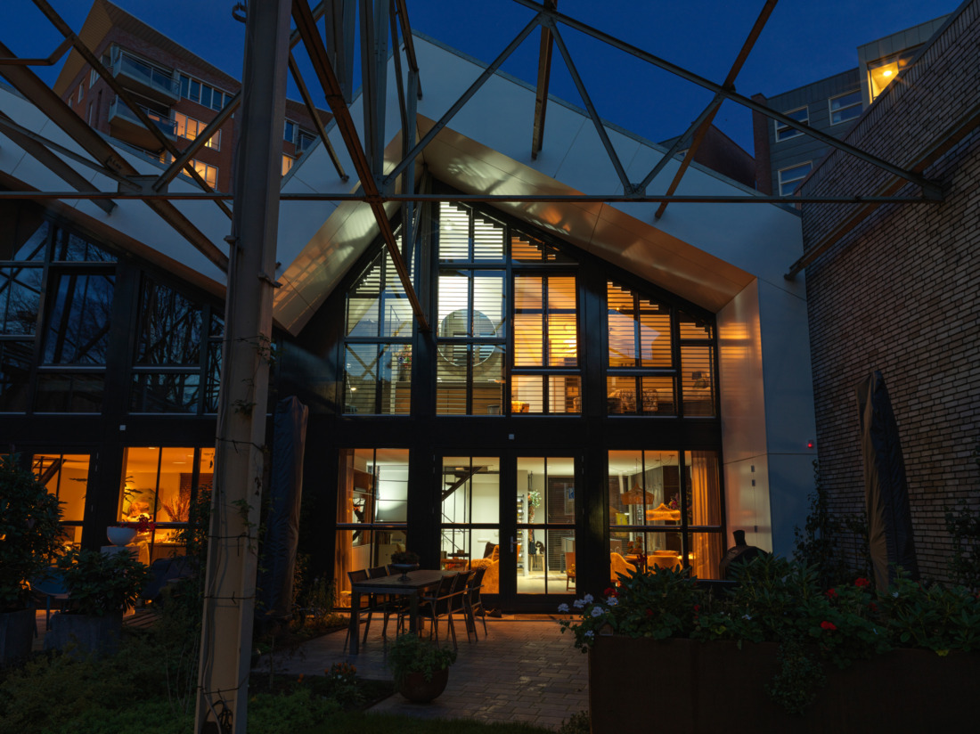 Naadloze integratie van domotica in high-end interieur door domotiQa.