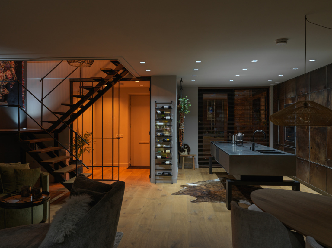 Naadloze integratie van domotica in high-end interieur door domotiQa.