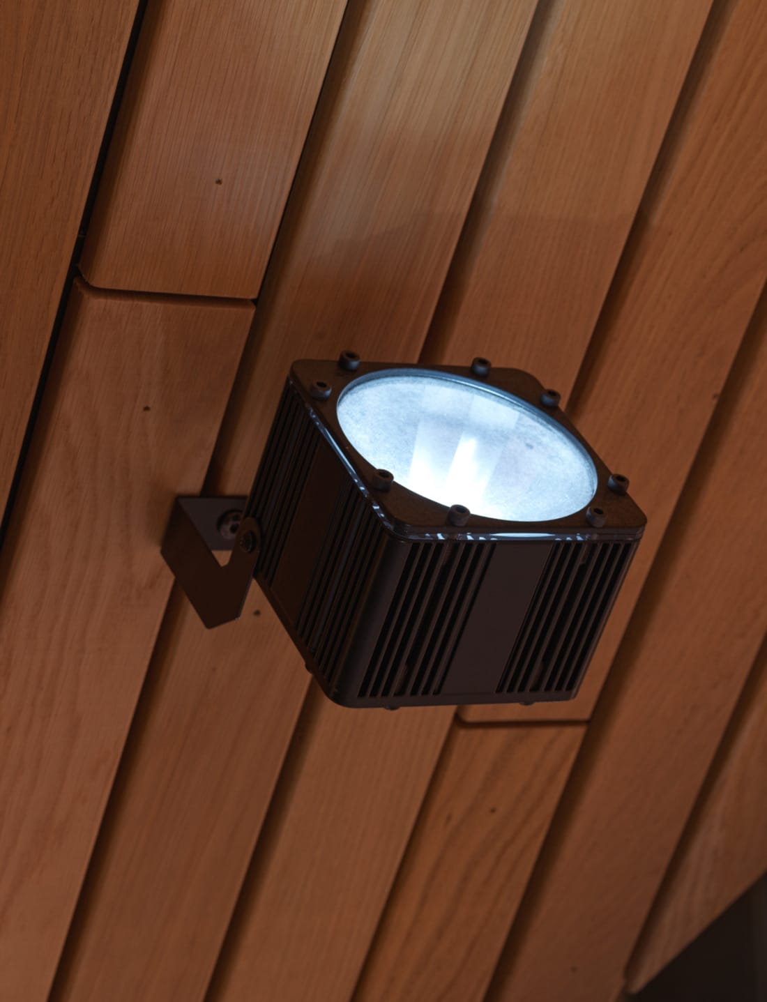 Minimalistisch inbouwarmatuur geïntegreerd in plafonddesign door domotiQa