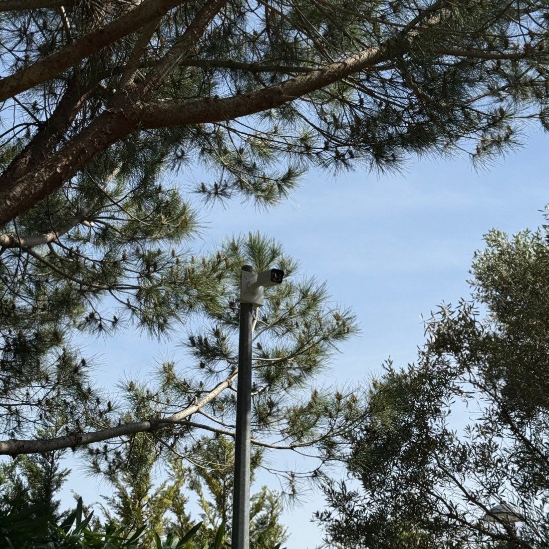 discreet geplaatste camera door domotiqa