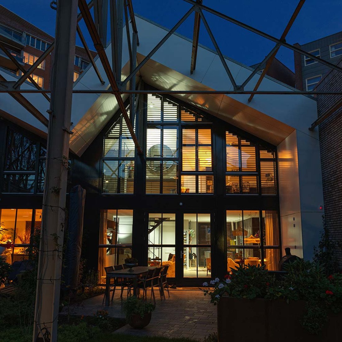 stadswoning met dynamische verlichting van domotiqa