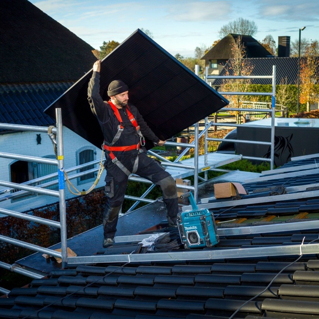 Naadloze integratie van domotiqa in high-end interieur door domotiQa.