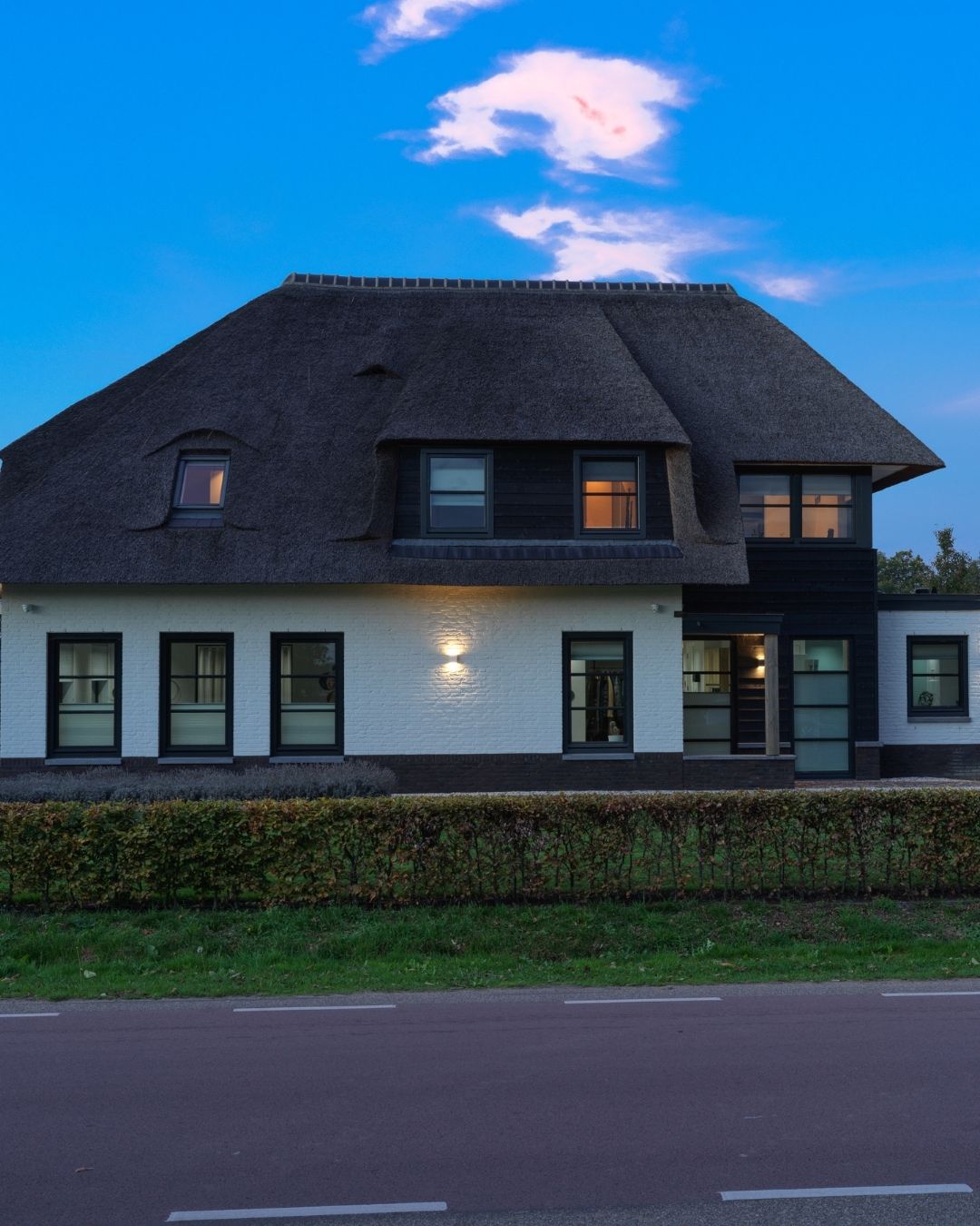 Naadloze integratie van domotiqa in high-end interieur door domotiQa.