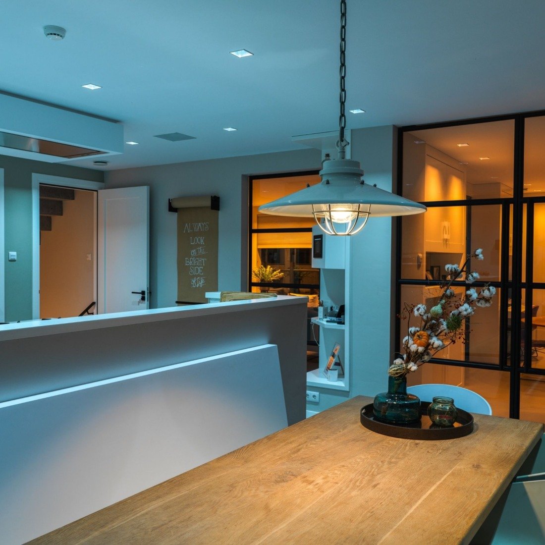 Naadloze integratie van domotiqa in high-end interieur door domotiQa.