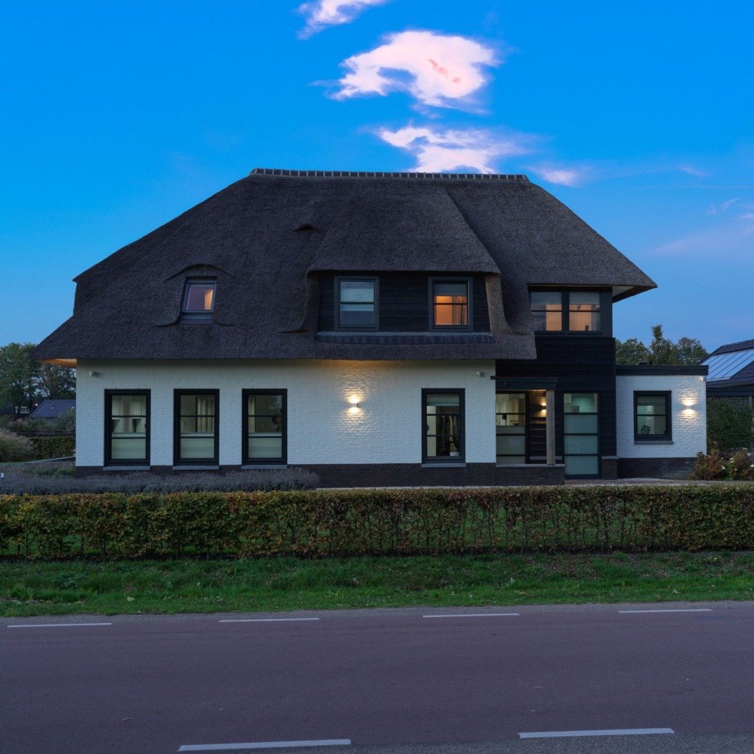 Naadloze integratie van domotiqa in high-end interieur door domotiQa.