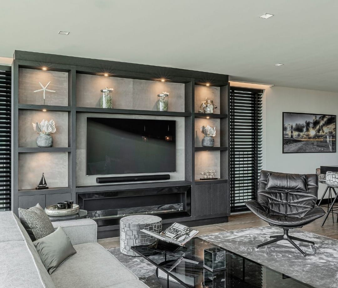 Naadloze integratie van domotiqa in high-end interieur door domotiQa.