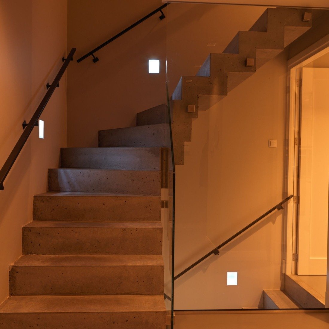 Naadloze integratie van domotiqa in high-end interieur door domotiQa.