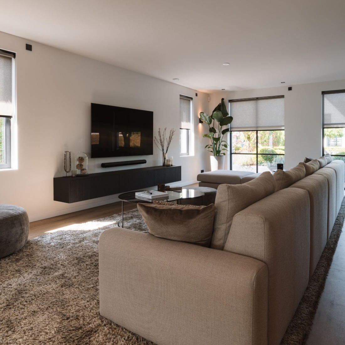 Naadloze integratie van audio en video in high-end interieur door domotiQa.