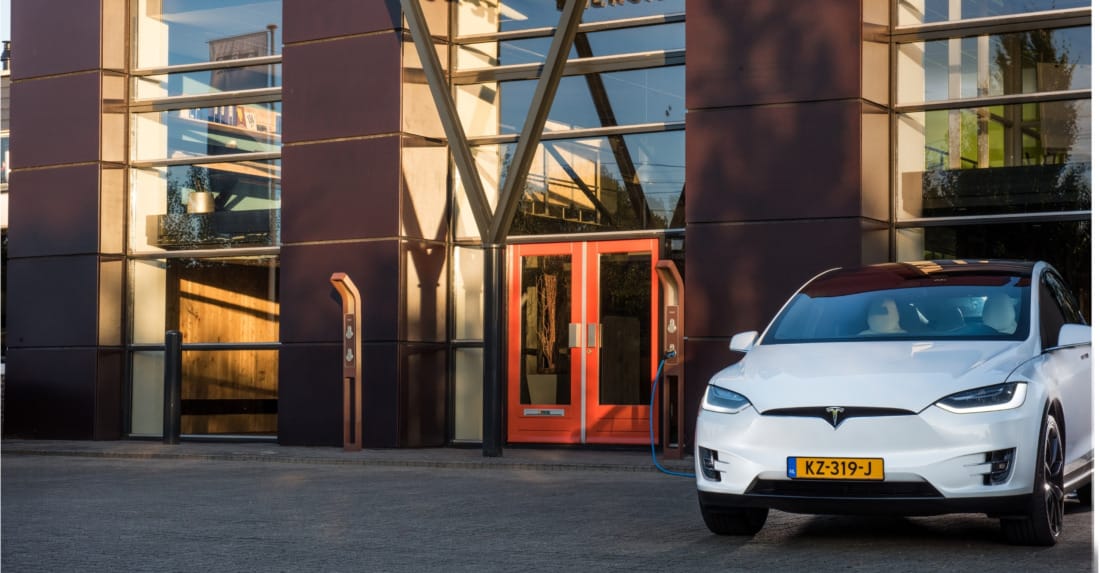 entree utiliteitsgebouw met automatische deuren en toegangscontrole.