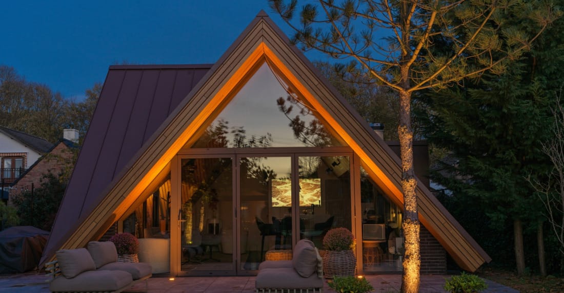 unieke houten gevelconstructie 'De Punt' sfeervol uitgelicht.
