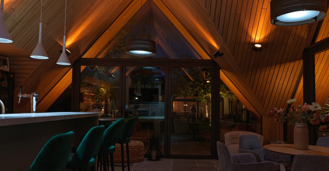 architecturale verlichting bij glazen pui voor diepte in de avond.