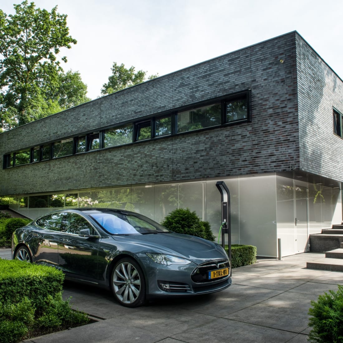moderne villa met grijze gevel en geïntegreerde domotica oplossingen.