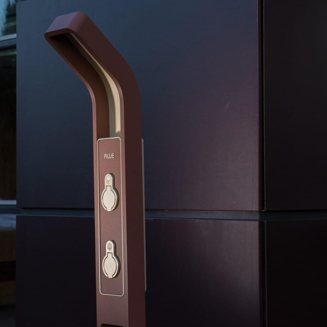 design laadpaal detail in brons afwerking - domotiQa laadoplossingen.