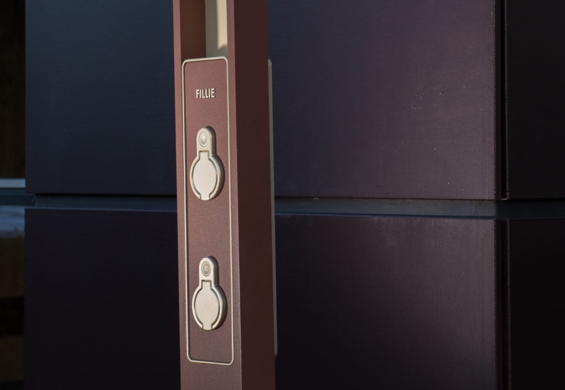design laadpaal detail in brons afwerking - domotiQa laadoplossingen.