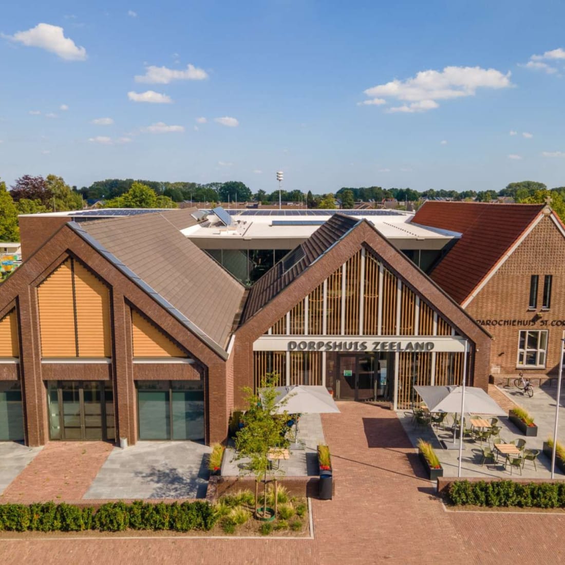 buitenverlichting bij entree van commercieel pand met baksteen gevel.