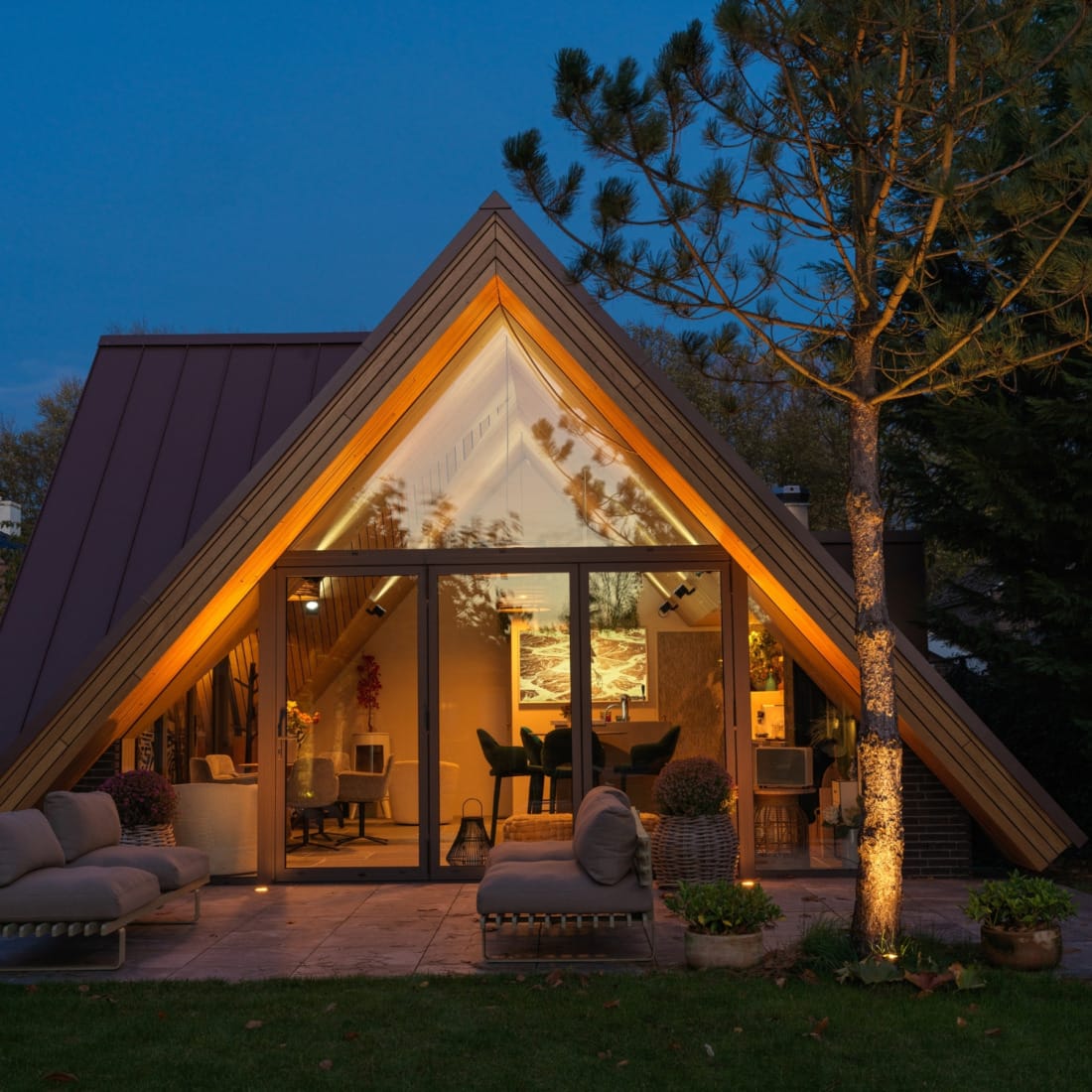 sfeervolle buitenverlichting en terreinverlichting bij kantoorpand in het donker.