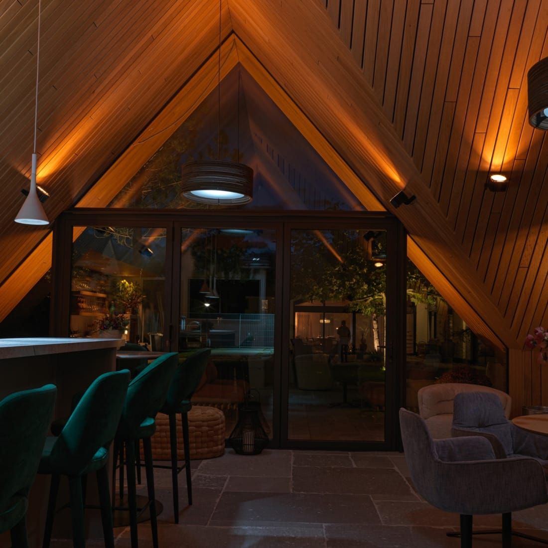 unieke houten dakconstructie uitgelicht met warme LED verlichting.