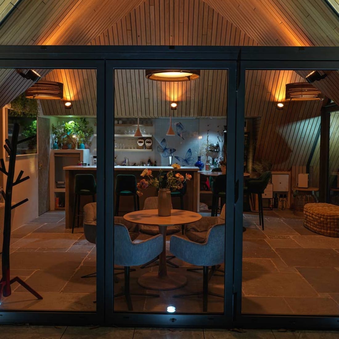 sfeervolle avondverlichting in moderne woning met houten spanten.