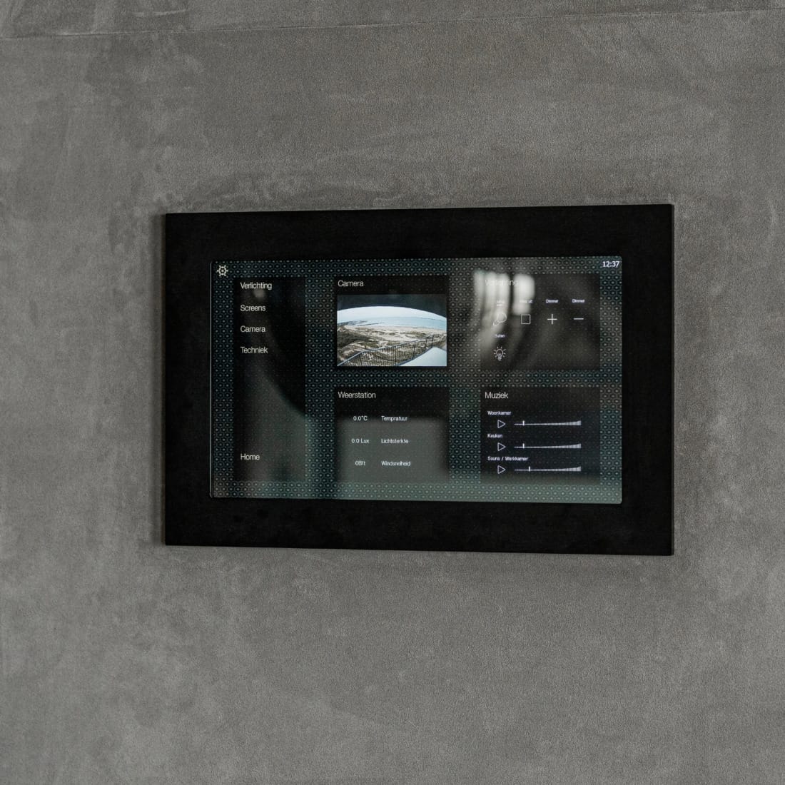 inbouw touchpaneel in grijze wand voor smart home bediening.