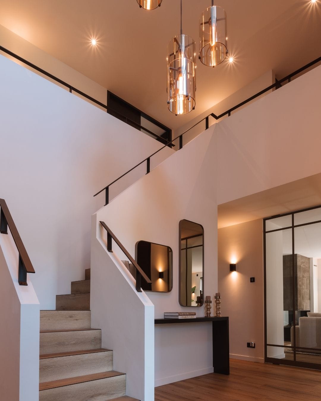 Naadloze integratie van domotica in high-end interieur door domotiQa.