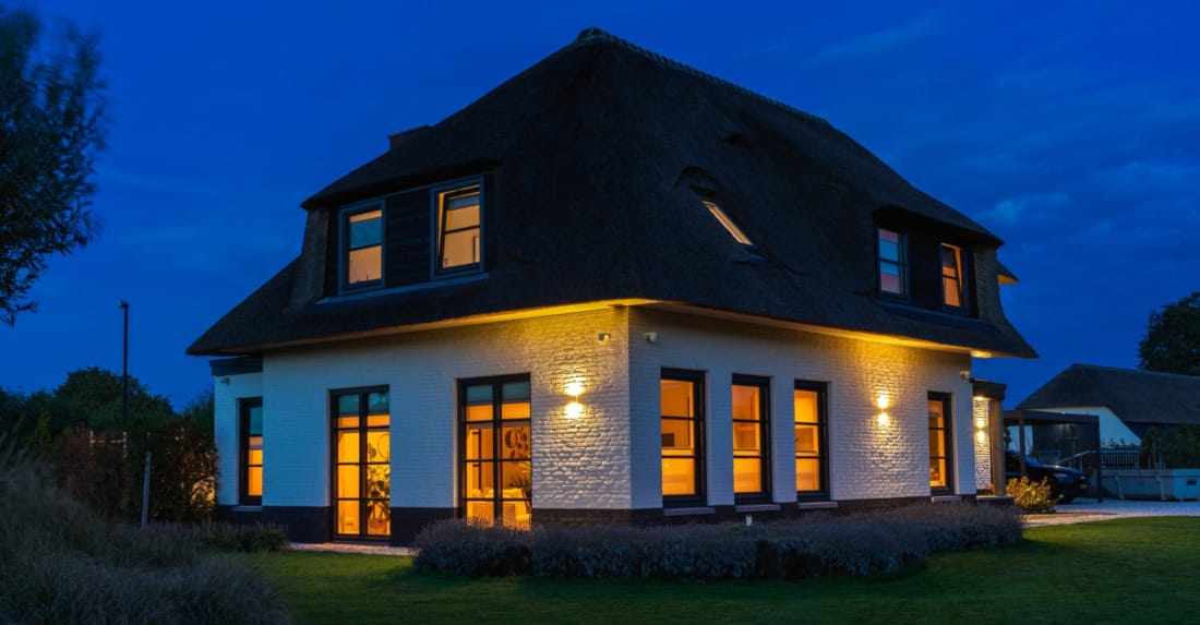 luxe villa in avondlicht met compleet buitenverlichting plan.