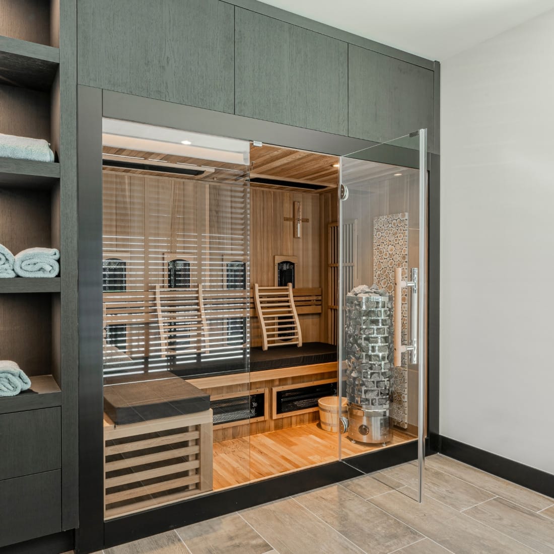 luxe sauna interieur met glazen wand en relaxverlichting.