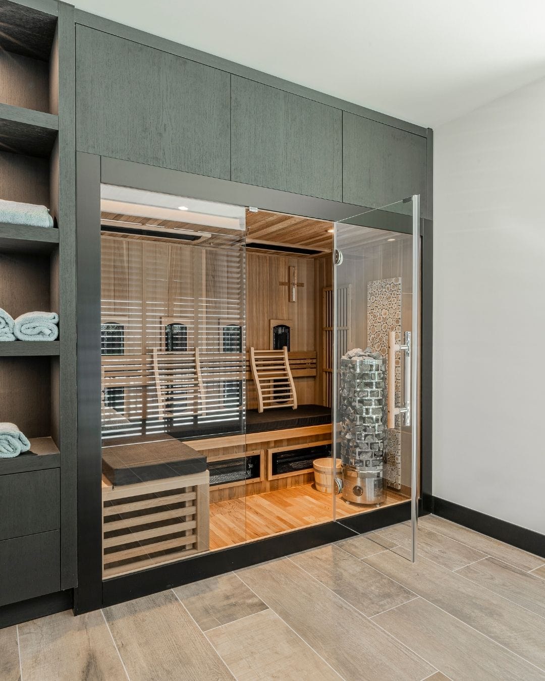 Naadloze integratie van domotica in high-end interieur door domotiQa.