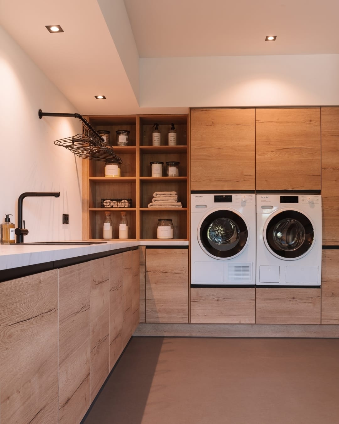 bijkeuken inrichting met witgoed en functioneel werklicht.