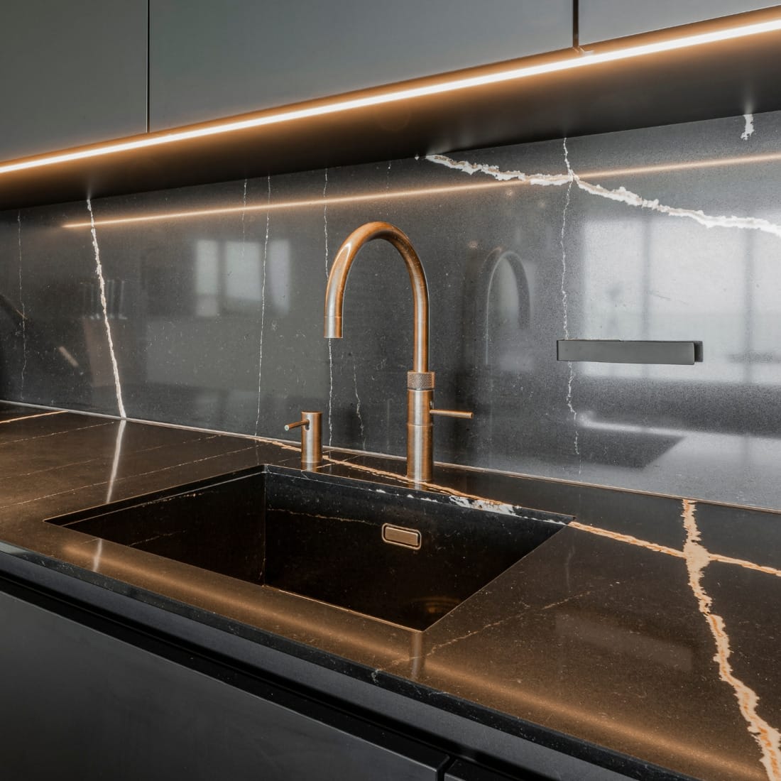 keuken verlichting in penthouse aan zee door domotiQa