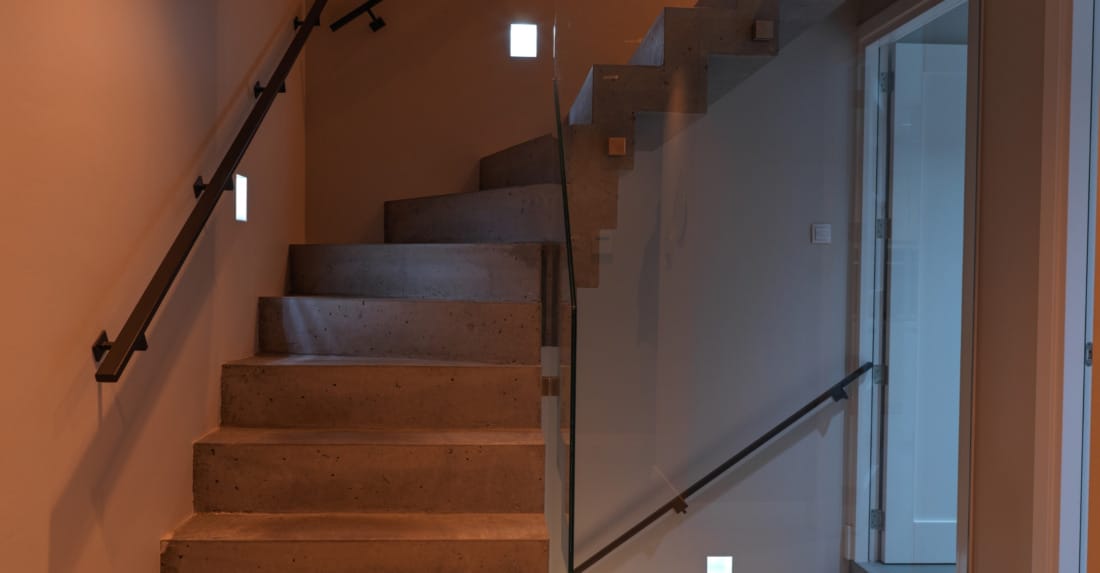 detail trapverlichting LED spot in de wand langs de treden.