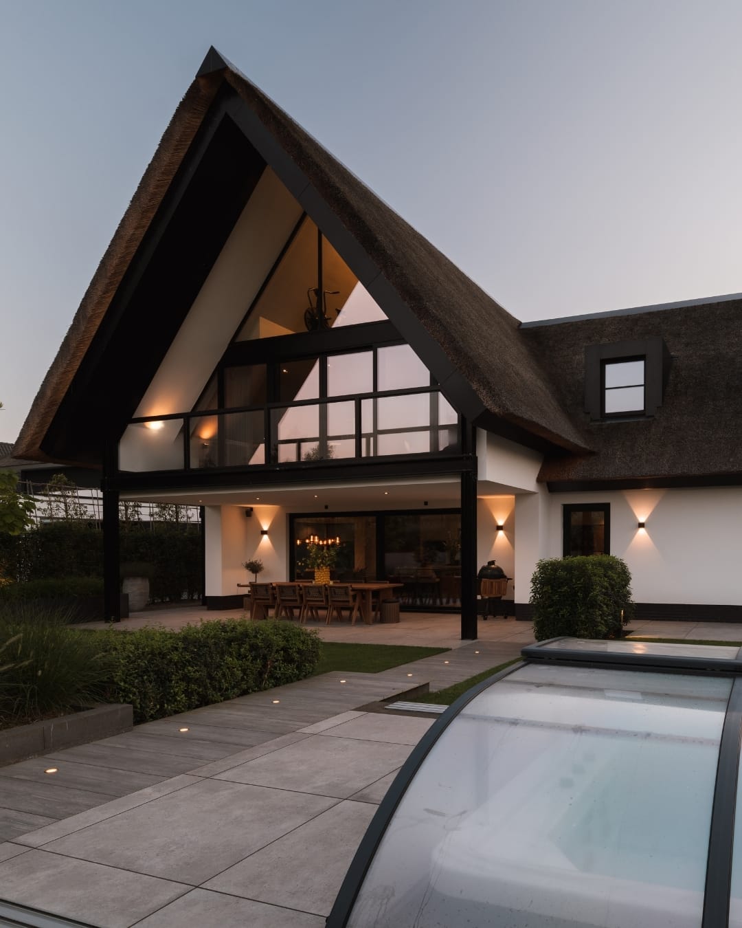 Naadloze integratie van domotica in high-end interieur door domotiQa.