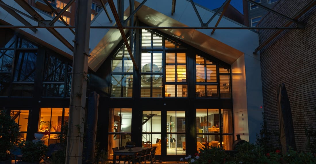 glazen uitbouw woning sfeervol verlicht voor veiligheid en sfeer.