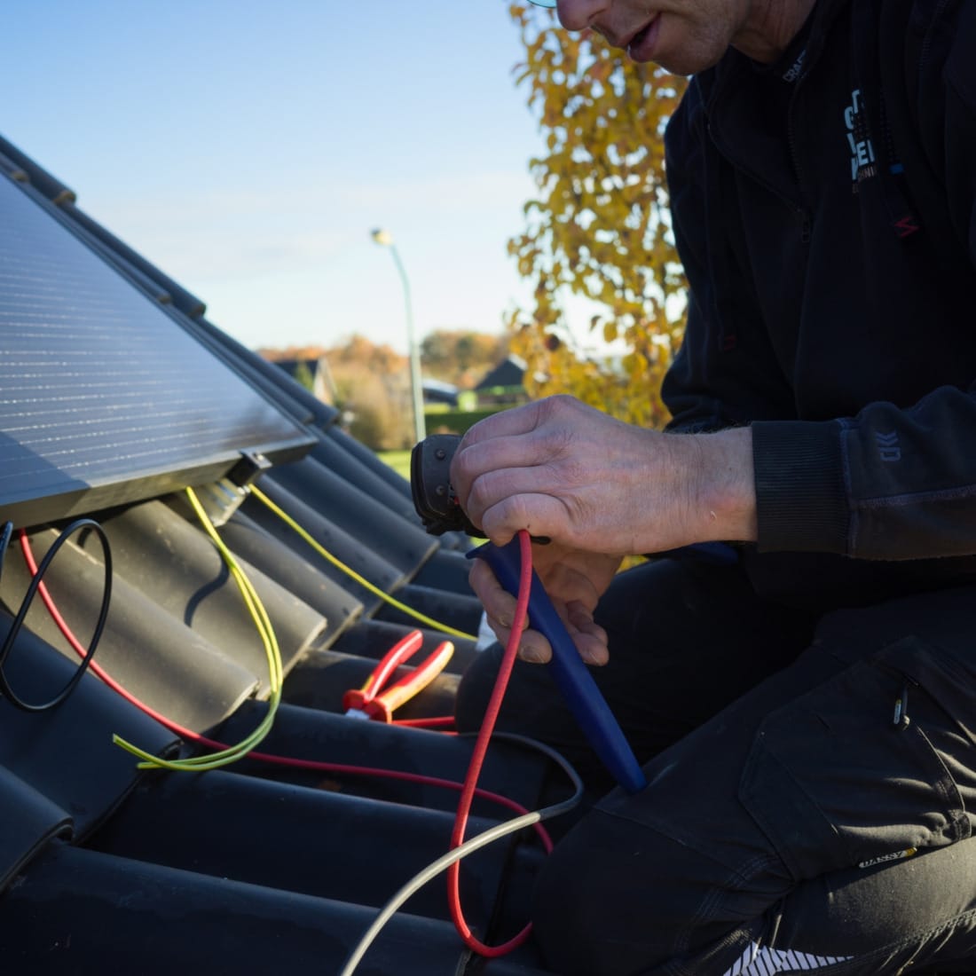 detailopname aansluiten bekabeling zonnepanelen omvormer.