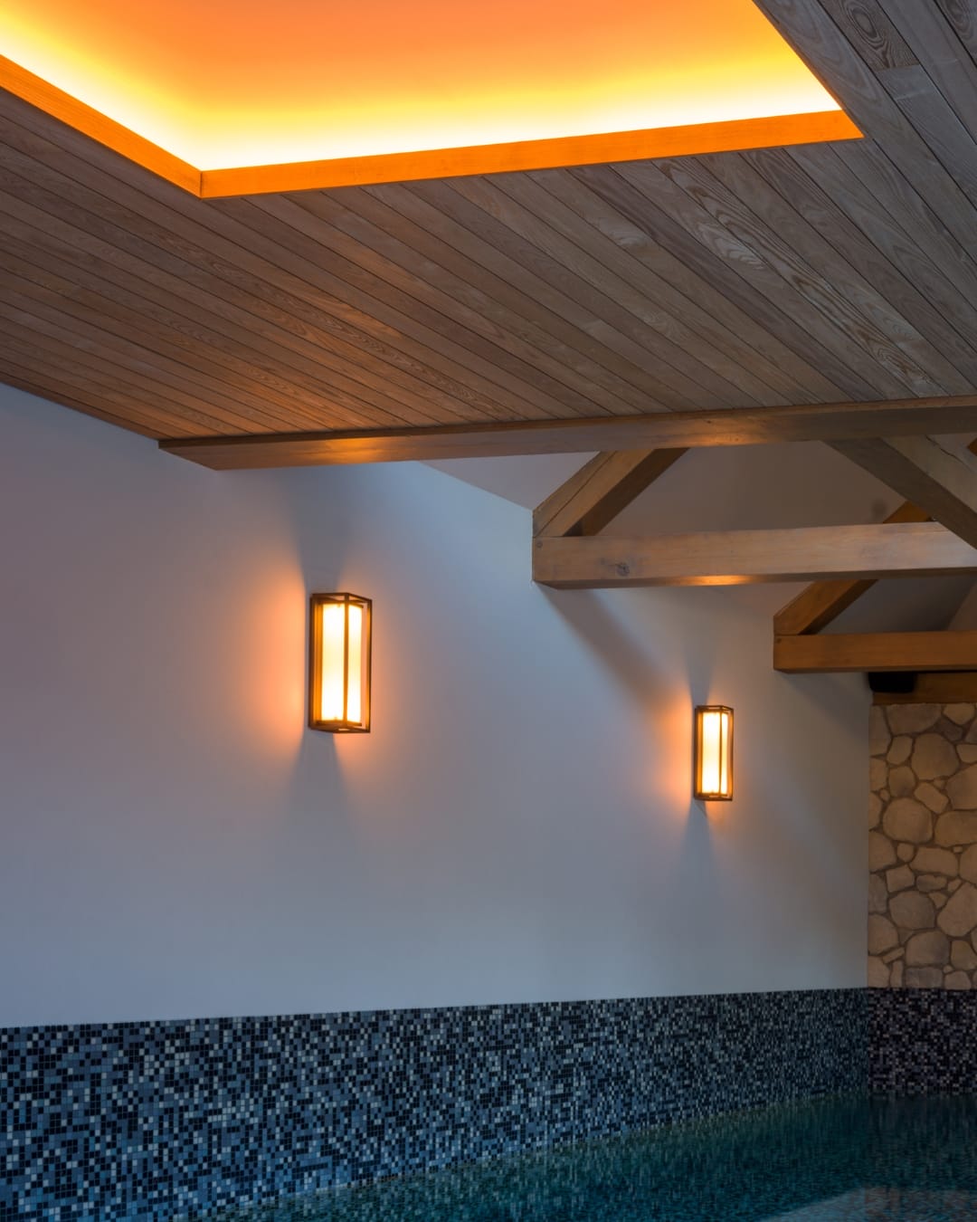 Luxe poolhouse met DomotiQa lichtplan - verlichting